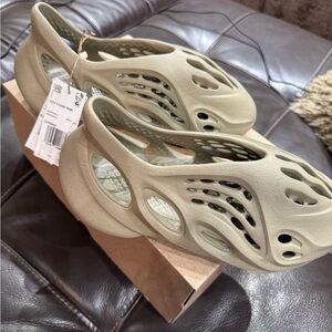 Stylish Yeezy Men's Shoes in Cream